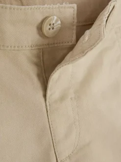 Spodenki chinosy z podwiniętymi nogawkami