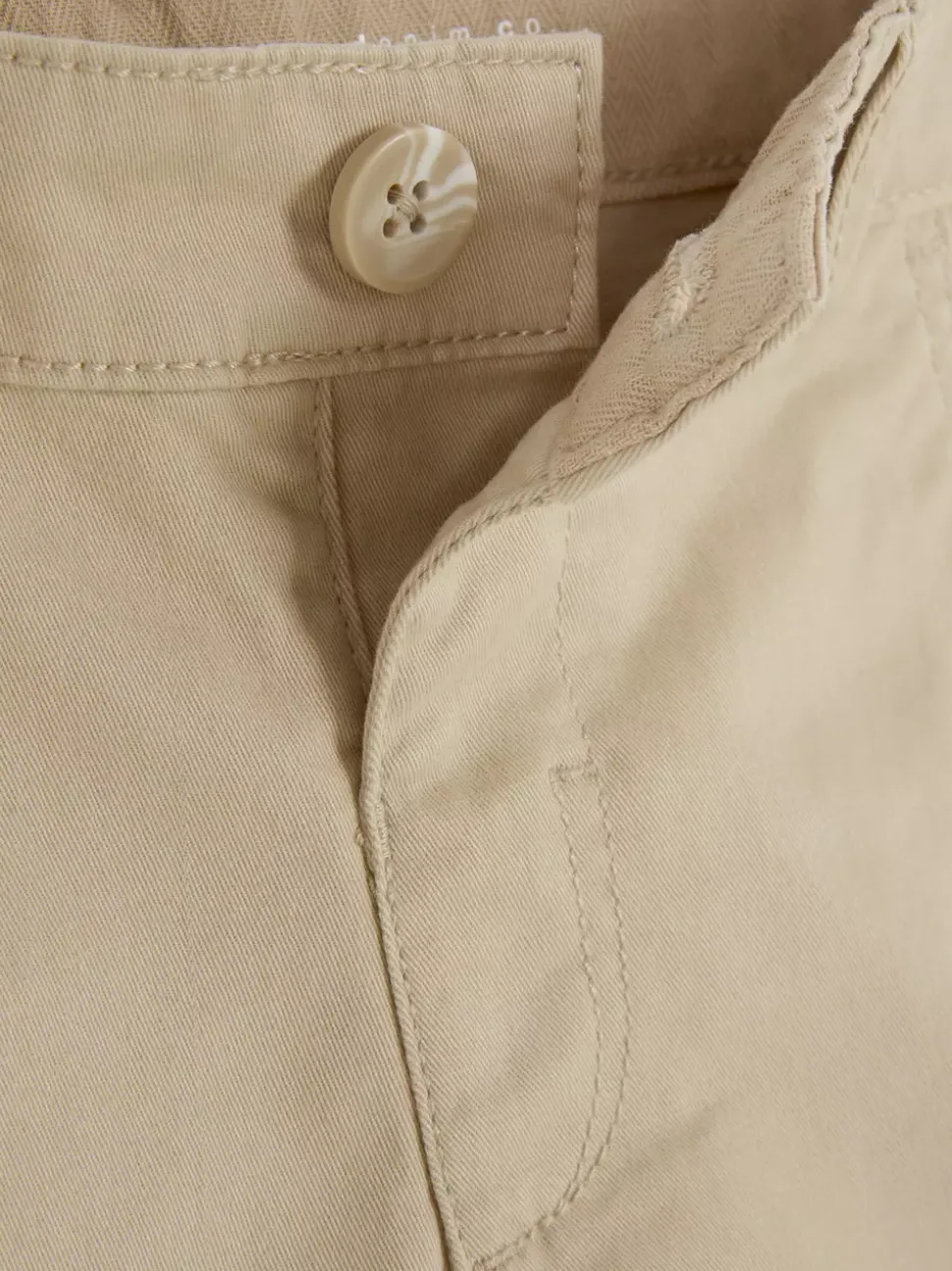 Spodenki chinosy z podwiniętymi nogawkami