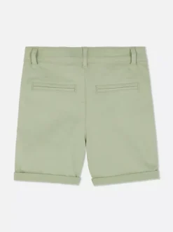 Spodenki chinosy z podwiniętymi nogawkami