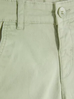 Spodenki chinosy z podwiniętymi nogawkami