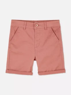 Spodenki chinosy z podwiniętymi nogawkami