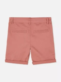 Spodenki chinosy z podwiniętymi nogawkami