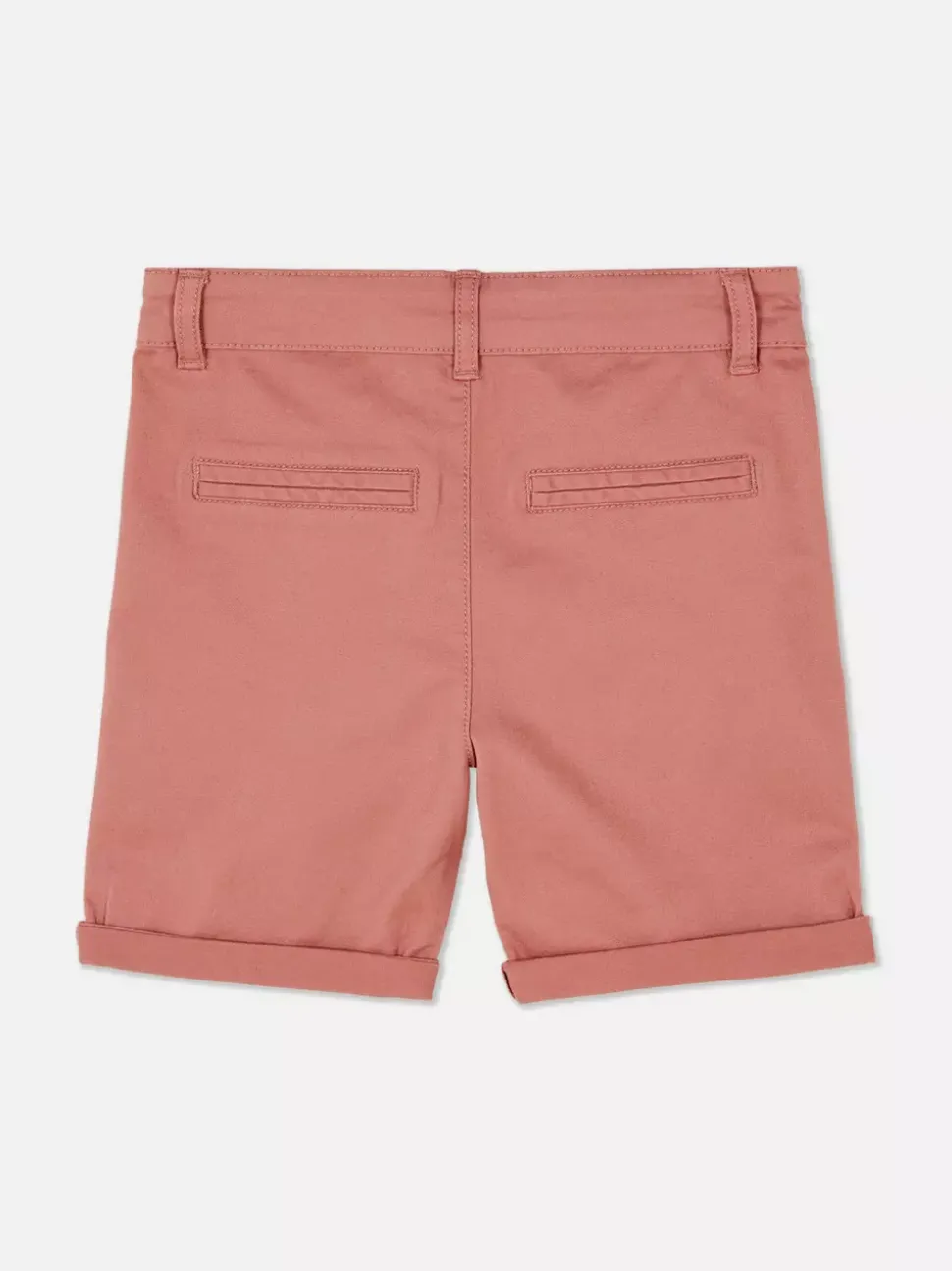 Spodenki chinosy z podwiniętymi nogawkami