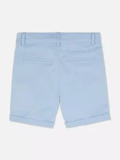 Spodenki chinosy z podwiniętymi nogawkami