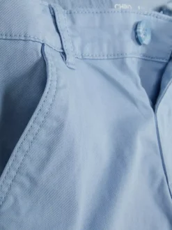 Spodenki chinosy z podwiniętymi nogawkami