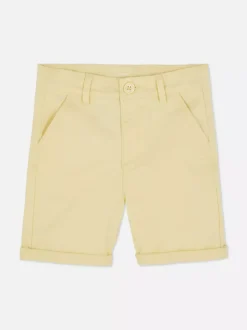 Spodenki chinosy z podwiniętymi nogawkami