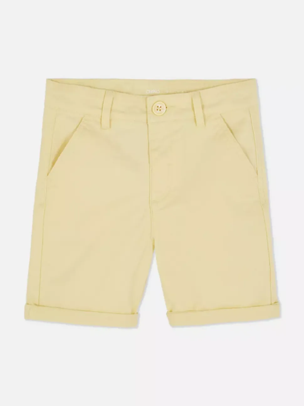 Spodenki chinosy z podwiniętymi nogawkami