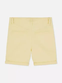 Spodenki chinosy z podwiniętymi nogawkami