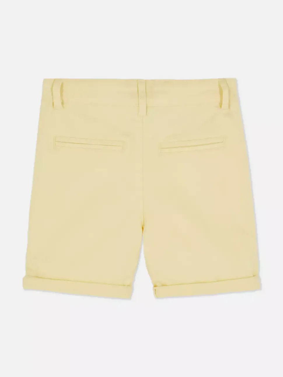 Spodenki chinosy z podwiniętymi nogawkami