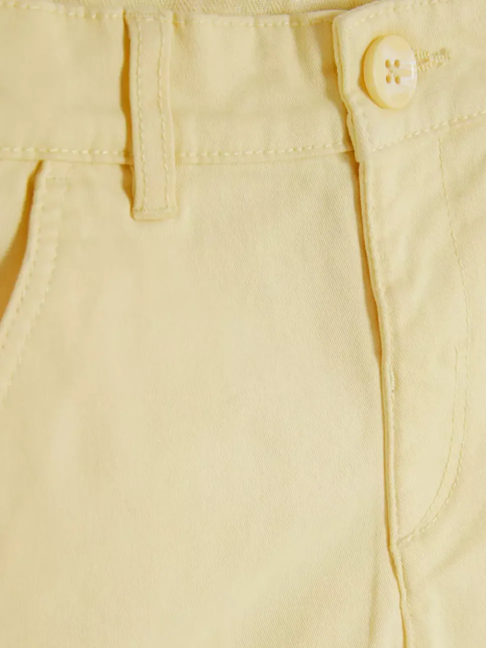 Spodenki chinosy z podwiniętymi nogawkami