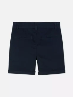 Spodenki chinosy z podwiniętymi nogawkami