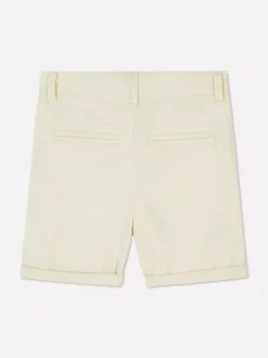 Spodenki chinosy z podwiniętymi nogawkami