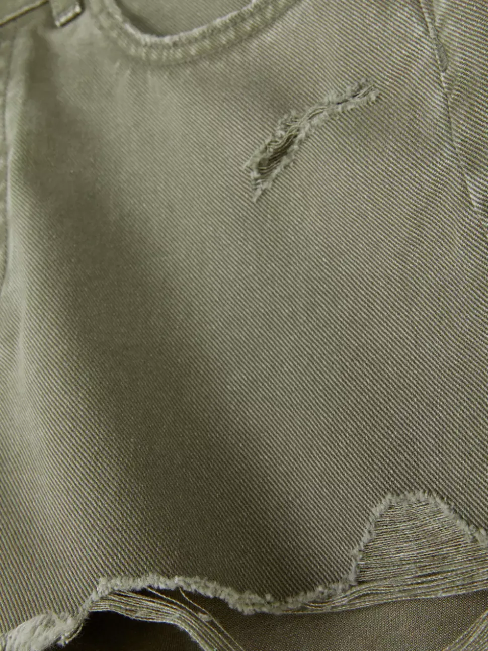 Spodenki jeansowe z przetarciami