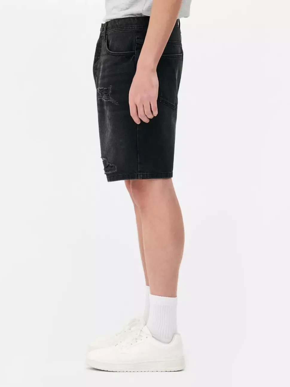 Spodenki jeansowe z przetarciami