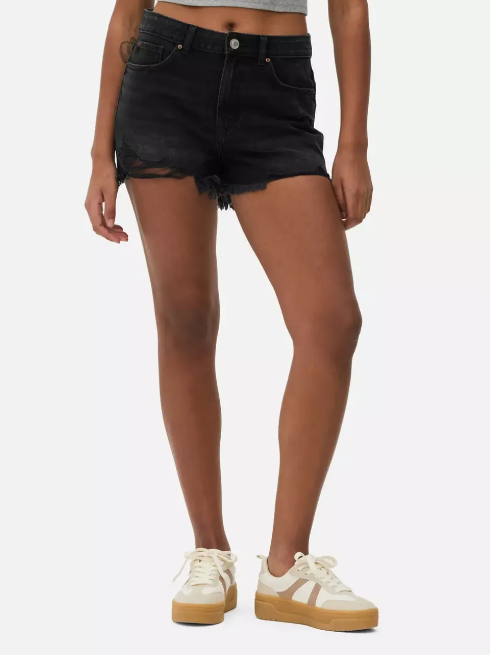 Spodenki jeansowe z przetarciami