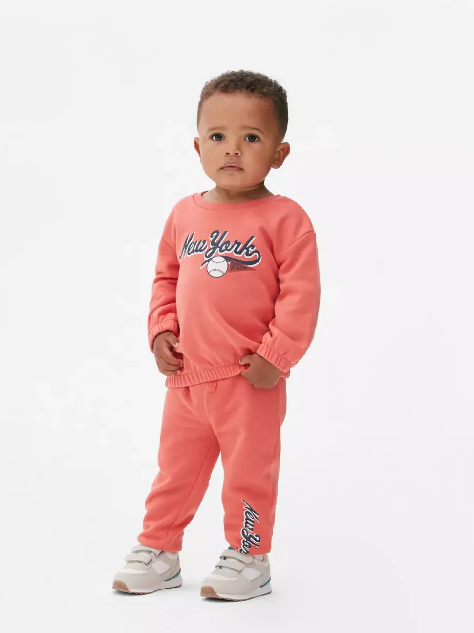 Spodnie dresowe ze sznurkiem w pasie i ściąganymi nogawkami