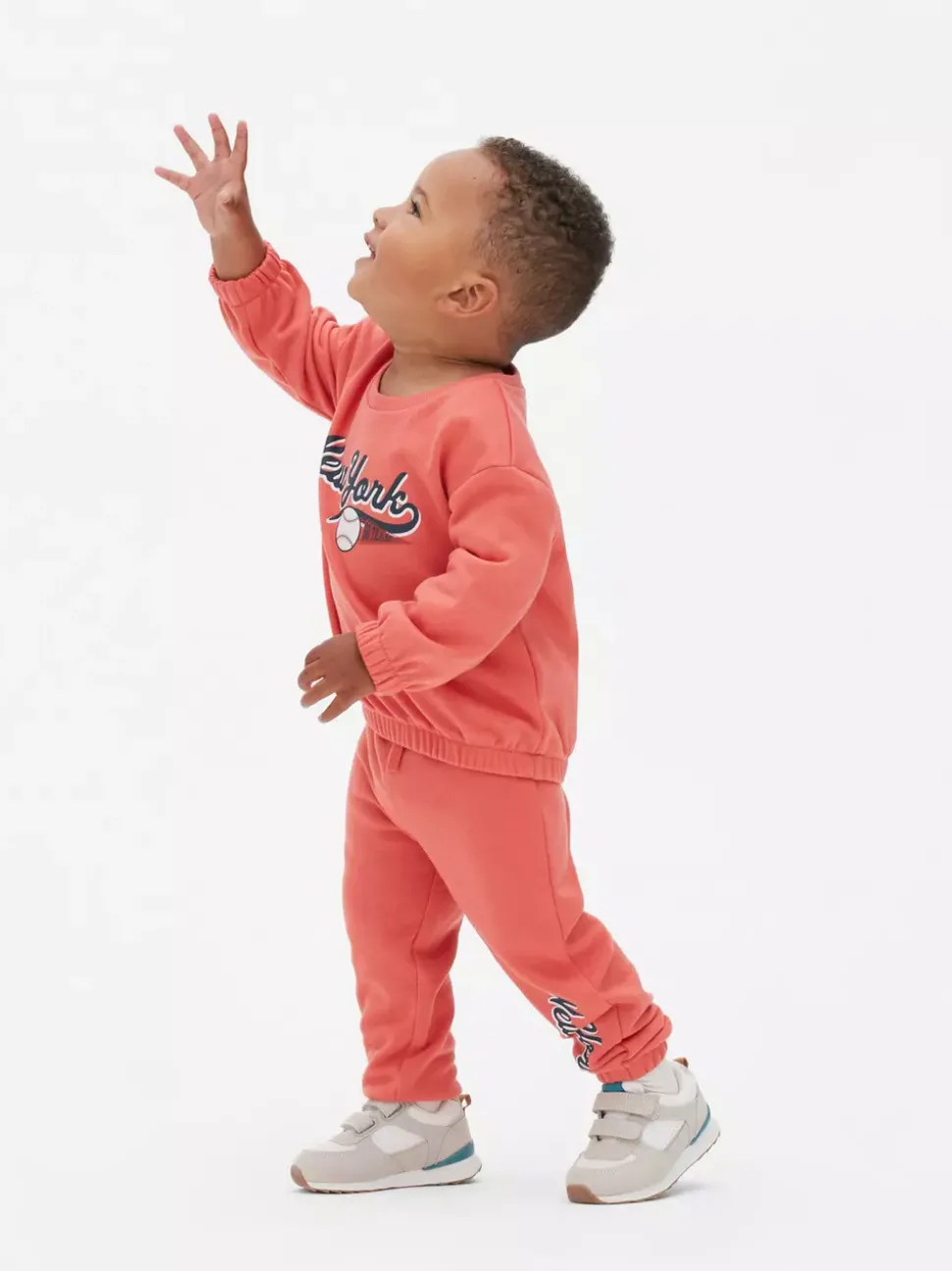 Spodnie dresowe ze sznurkiem w pasie i ściąganymi nogawkami