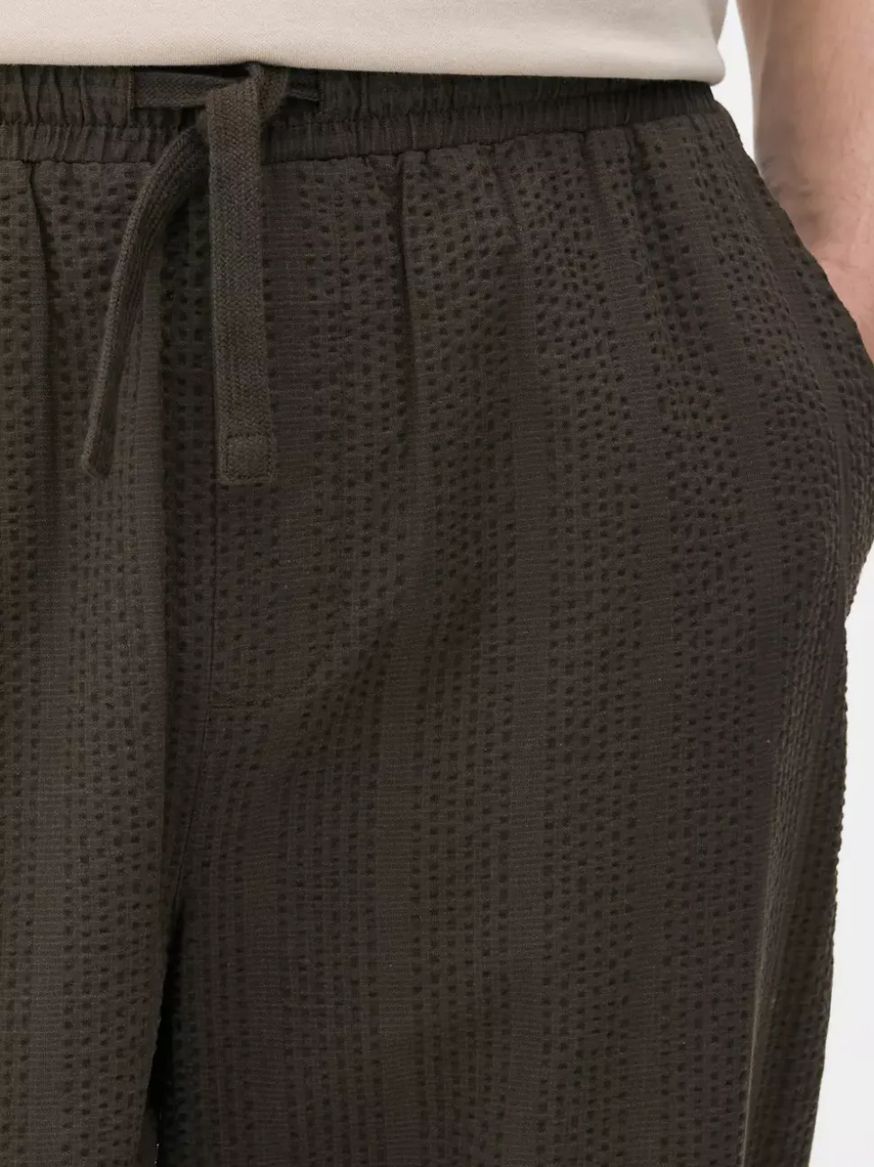 Spodnie w paski z tkaniny seersucker