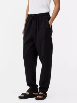 Spodnie w paski z tkaniny seersucker