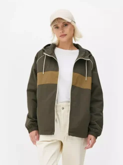 Sportowa kurtka przeciwdeszczowa w bloki kolorów