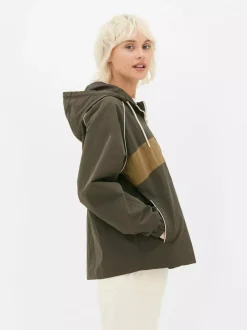 Sportowa kurtka przeciwdeszczowa w bloki kolorów