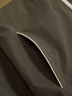 Sportowa kurtka przeciwdeszczowa w bloki kolorów