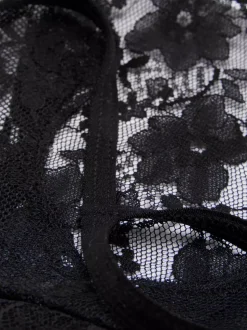 Stringi z kwiatową koronką