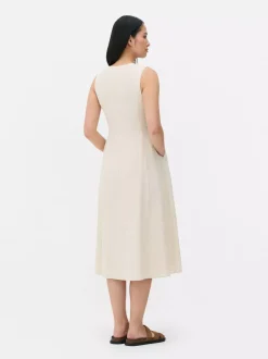 Sukienka bez rękawów z dekoltem w serek The Edit