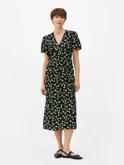 Sukienka midi z dekoltem w serek w kwiaty