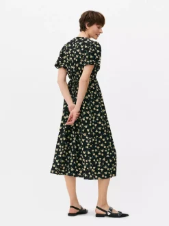 Sukienka midi z dekoltem w serek w kwiaty