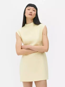 Sukienka o długości mini z rękawkami