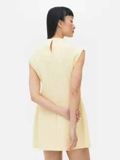 Sukienka o długości mini z rękawkami