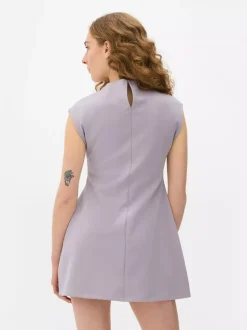 Sukienka o długości mini z rękawkami