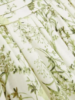 Sukienka w kwiaty z bufiastymi rękawami