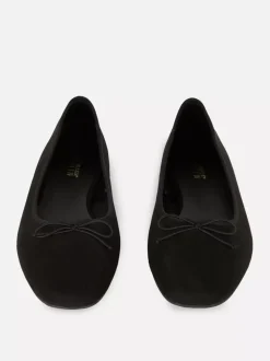 Szerokie baleriny ze sztucznego zamszu z kokardkami
