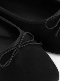 Szerokie baleriny ze sztucznego zamszu z kokardkami