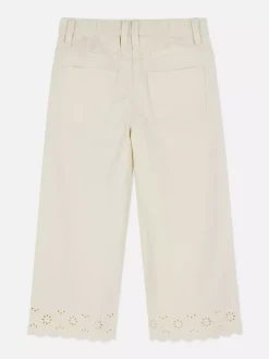 Szerokie jeansy z obszyciem z haftem angielskim