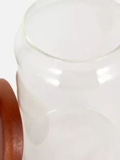 Szklany pojemnik w średnim rozmiarze