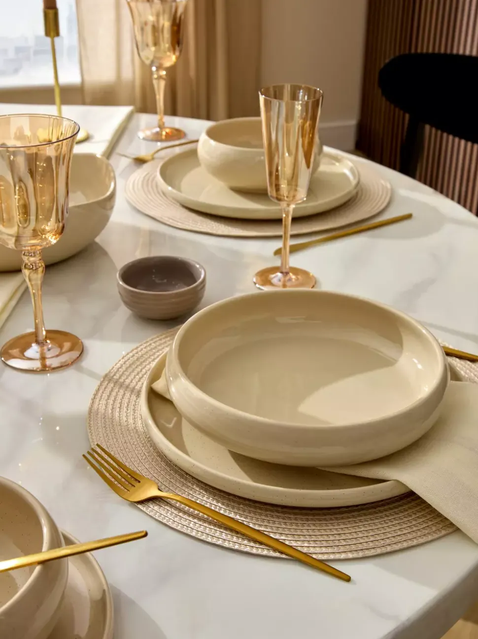 Szkliwiona miska na makaron w drobne plamki