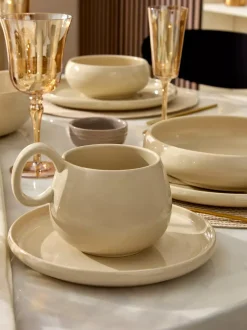 Szkliwiony kubek z nakrapianym wzorem