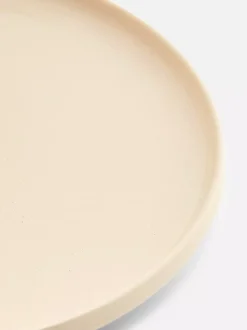 Szkliwiony talerz obiadowy z nakrapianym wzorem