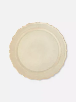 Szkliwiony talerz z muszelkowym wykończeniem