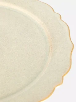 Szkliwiony talerz z muszelkowym wykończeniem