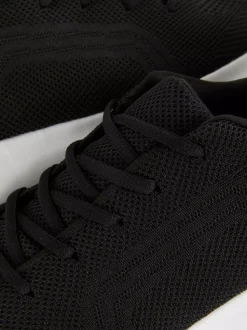 Sznurowane buty sportowe