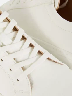 Sznurowane buty sportowe z niską cholewką