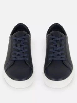 Sznurowane buty sportowe z niską cholewką