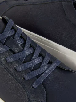 Sznurowane buty sportowe z niską cholewką