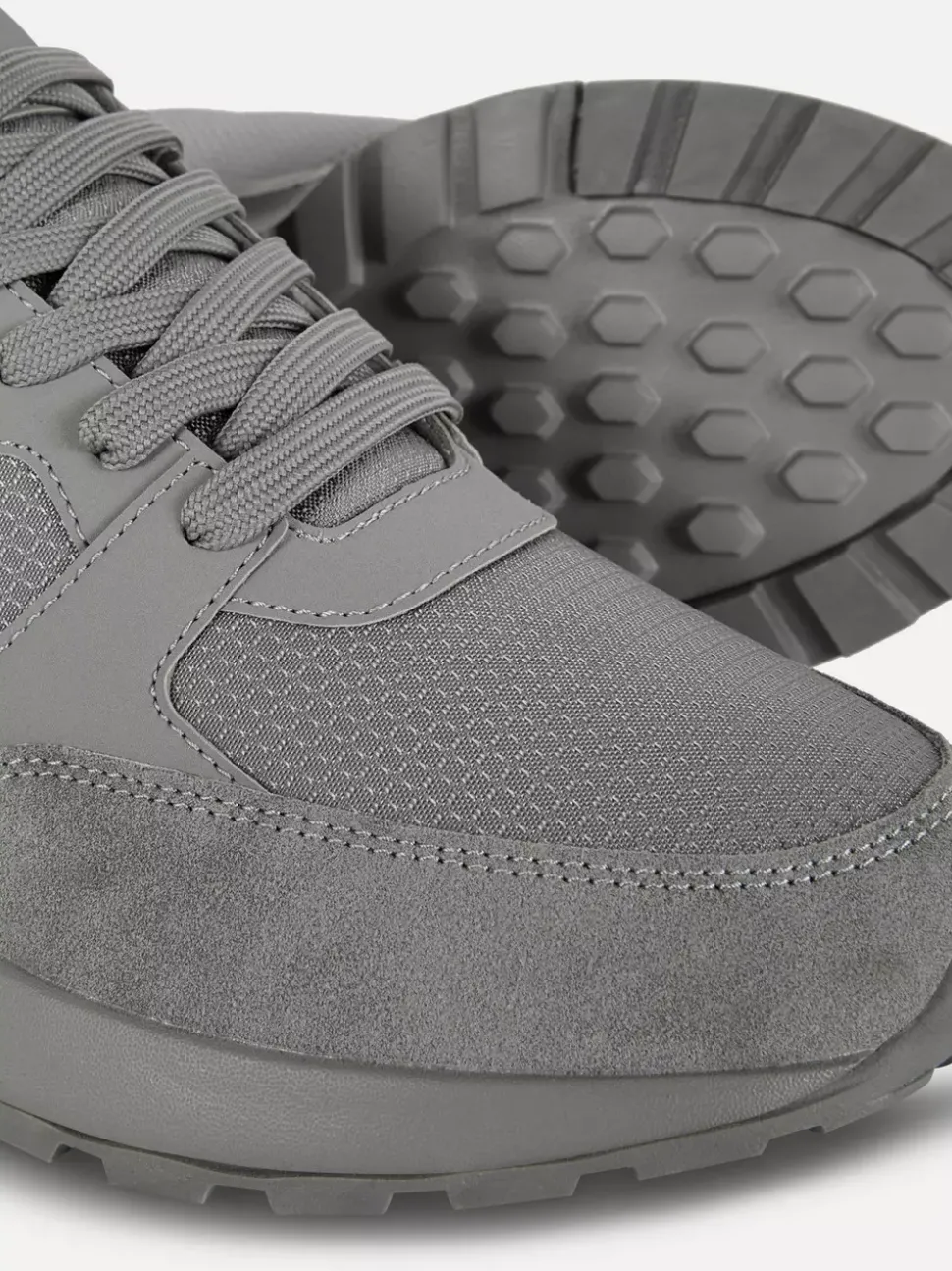 Sznurowane buty sportowe z niską cholewką