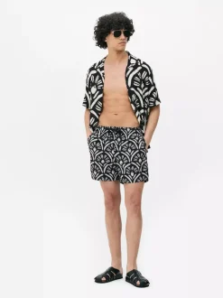 Szorty kąpielowe w abstrakcyjny wzór ze sznurkiem