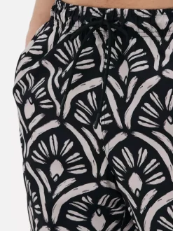 Szorty kąpielowe w abstrakcyjny wzór ze sznurkiem